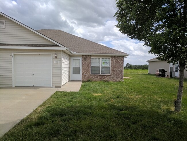 Building Photo - 901 Fall Mdw Ln