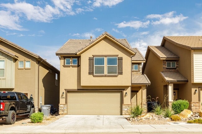 Building Photo - 4 bed | 2 1/2 bath | 2 car garage in Deser... Rental