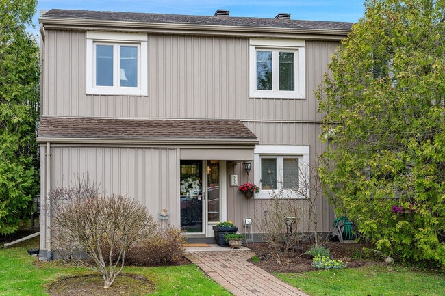Photo - 565 Oxbow Crescent