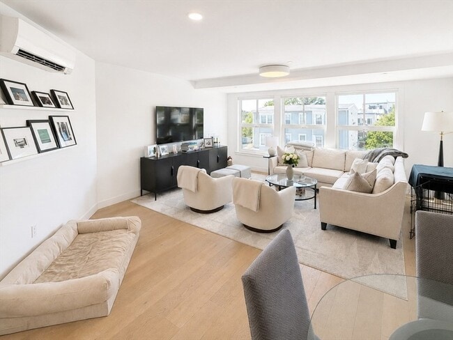 Photo - 654 E Broadway Unidad 302