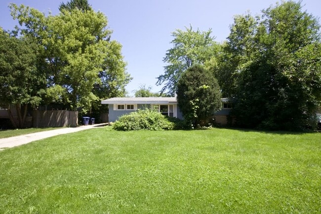 Building Photo - 1227 S Wood St Rental