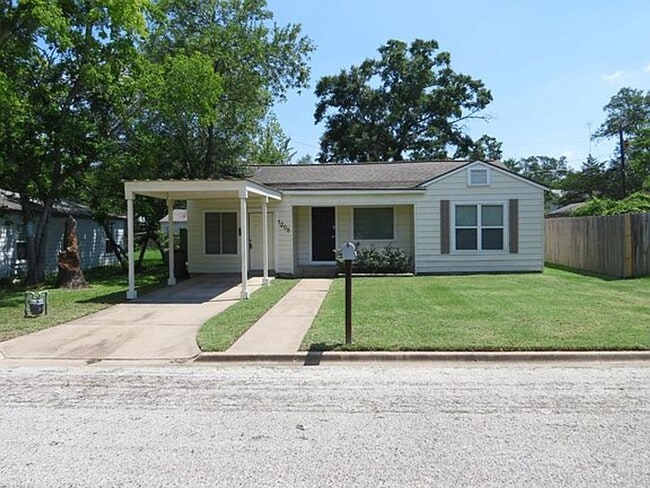 Building Photo - 2 Bed, 1 Bath Home with Bonus Room in Bryan for August Move in!