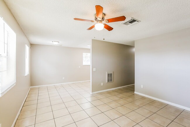 Photo - 933 Camellia Rd