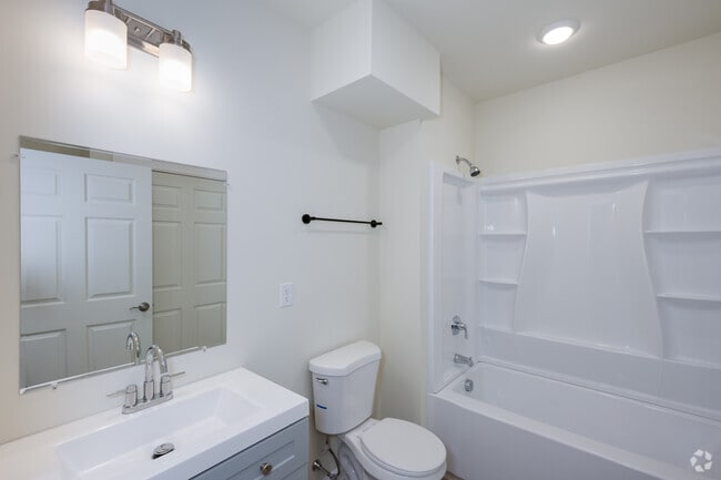 1BR, 1BA - 722SF - Bathroom