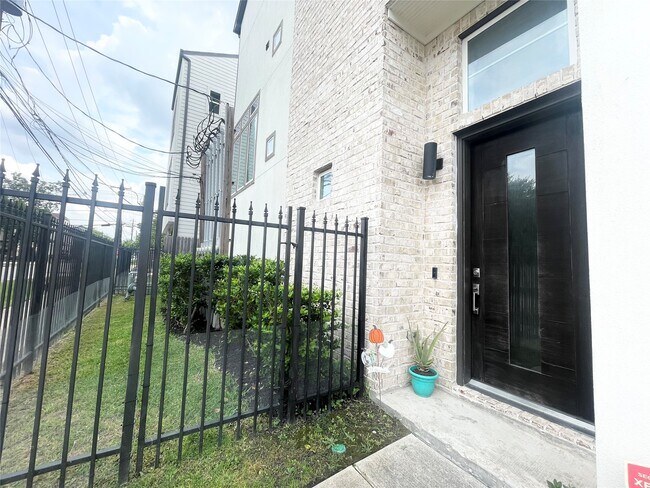 Photo - 5811 Petty St