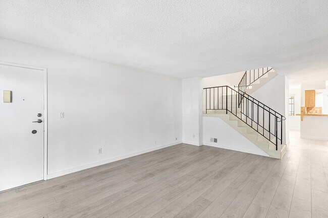 Photo - 10745 La Grange Ave Unidad 2