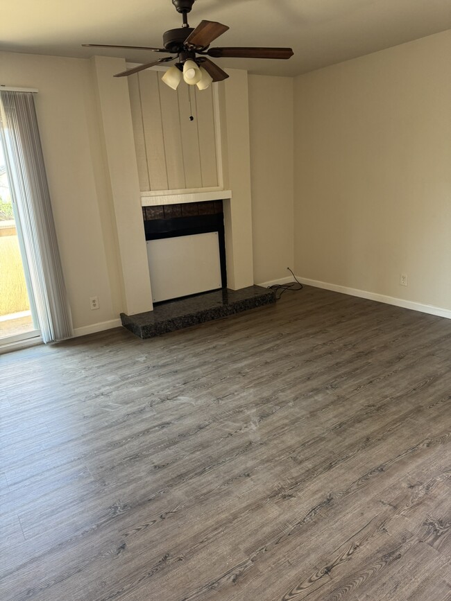 Living Area - 1550 W Ashlan Ave Unit 232