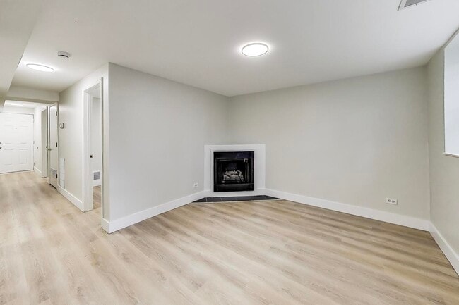 Photo - 1938 W Melrose St Unit 1
