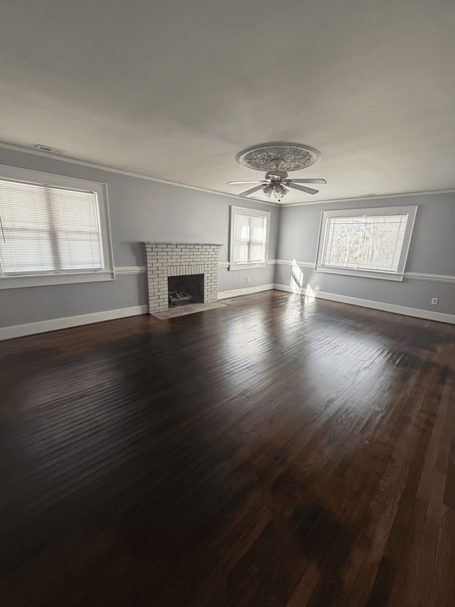 Building Photo - 2,000 square feet - Residential or Commercial Use