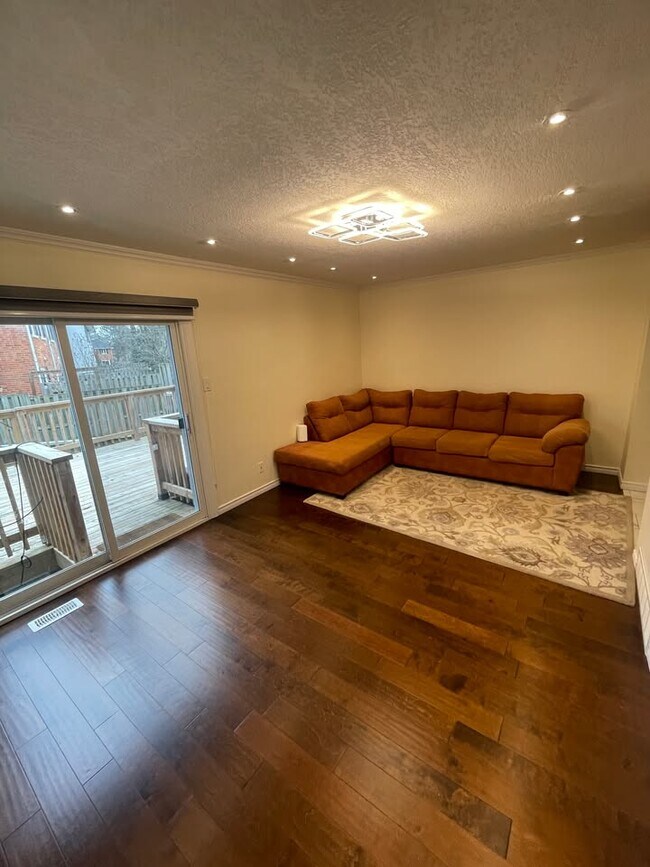 Photo - 407 Keats Way