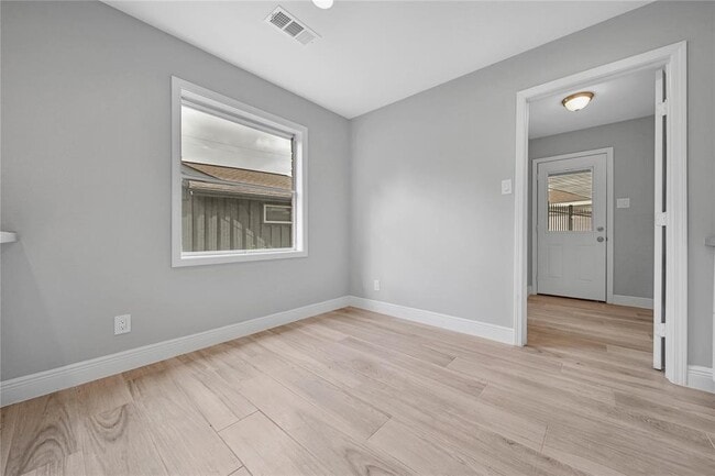 Photo - 5818 Paisley St