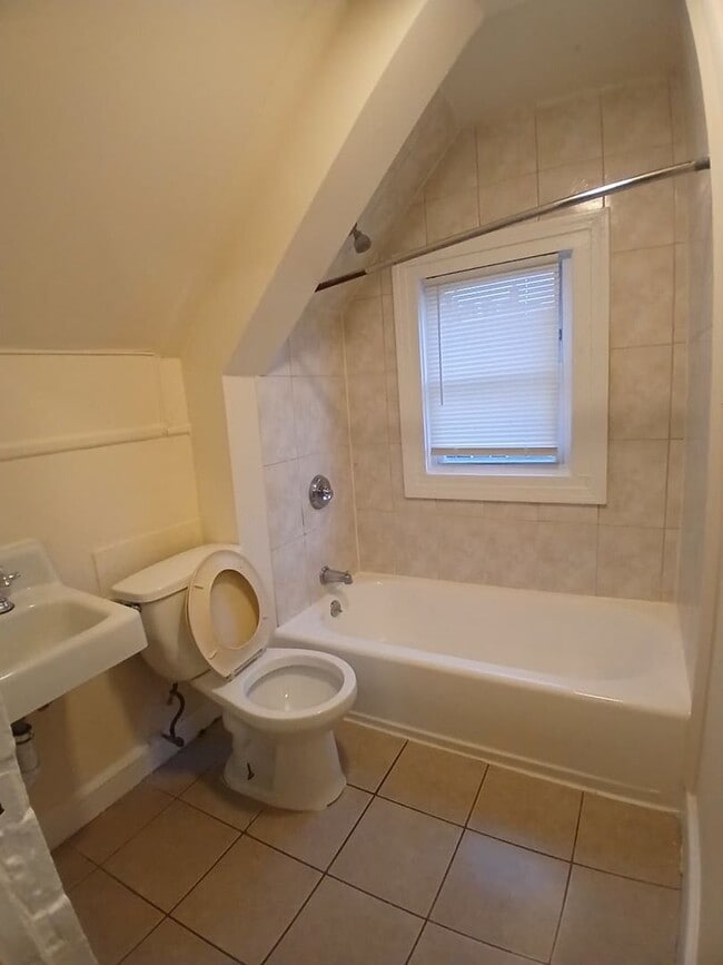 Photo - Wood Ave. 465-467 Unit 467 3rd