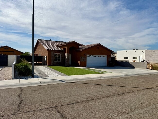 Photo - 4 Bedroom Home in San Luis AZ. with Fenced Lot and Landcaping