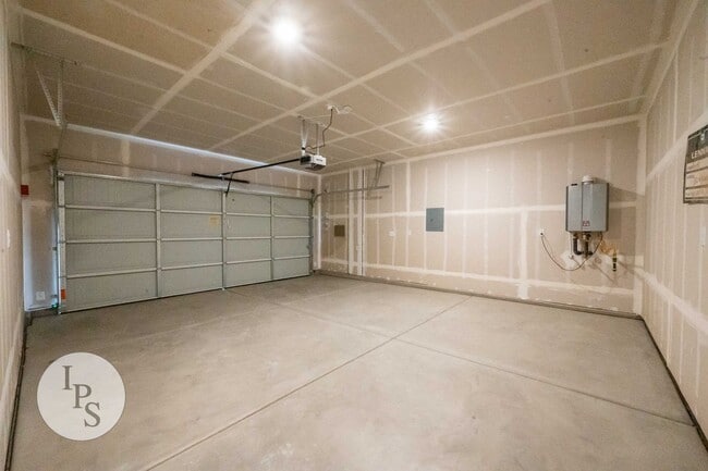 Building Photo - 2022 South/East Fresno Home, 4BR/2BA - Lots of Amenities!