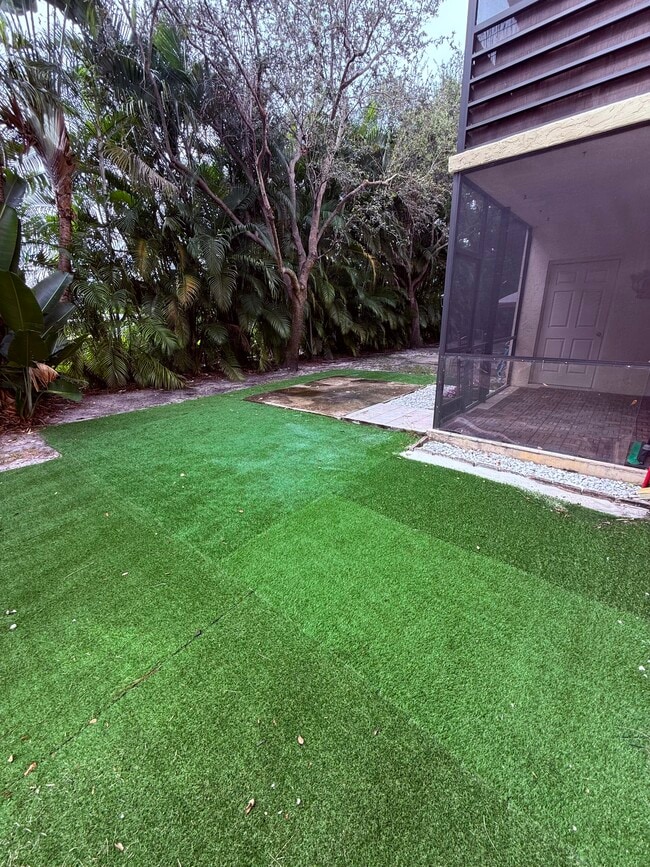 Building Photo - 140 S Cypress Rd Unit 115