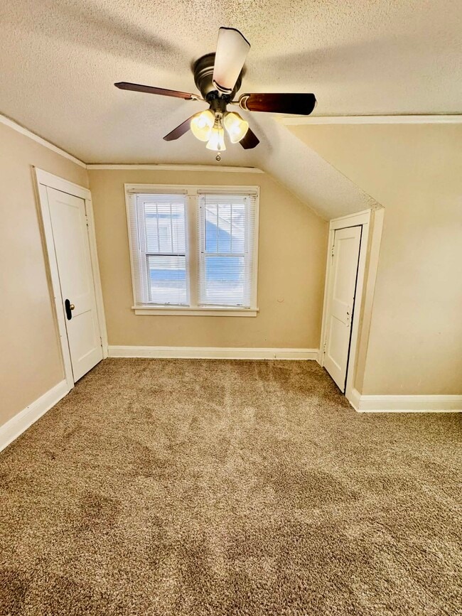 Photo - 625 Hawthorne Ave E