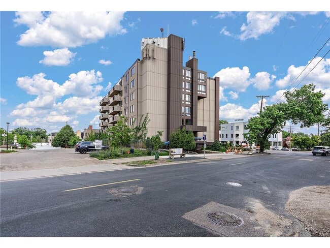 Building Photo - 2800 W 44th St Unit 401