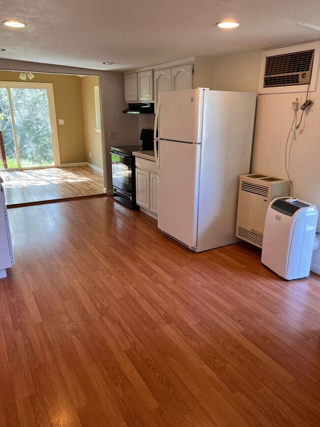 Adorable Deluxe Studio Auburn. Has it A... Rental House Rental in