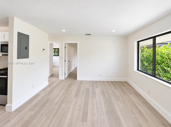 1949 Riverside Dr