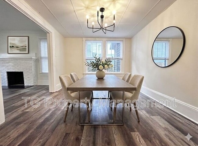 Building Photo - 2561 Rosselle St