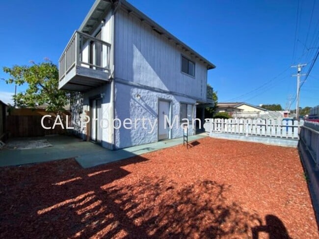Building Photo - Two bedroom apartment in Seaside, CA