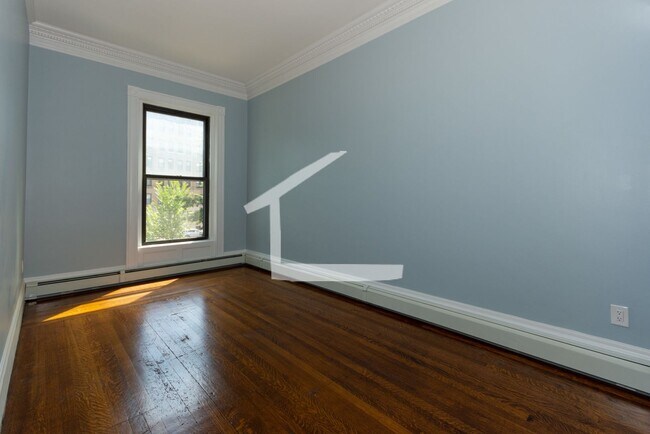 Photo - Nicely renovated 3 bed right next to Kenmo...