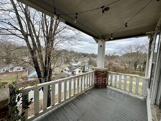 Photo - 818 Gillespie Rd