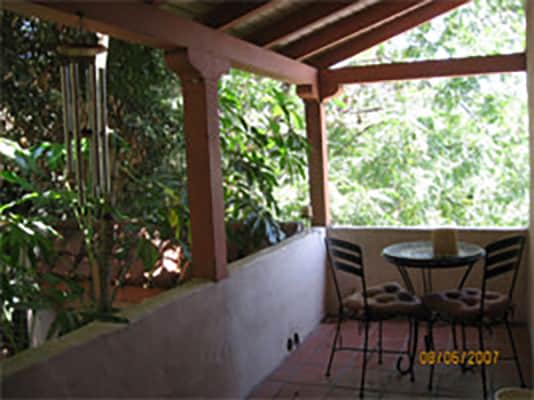 Porche delantero, vista hacia la calle. - 2261 Silver Ridge Ave