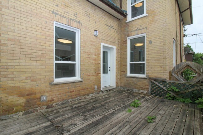 Photo - 1 Bedroom Main Floor Unit – All Utilities Included – $1,649/month Unité A (Main Floor)