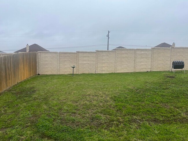 Photo - 4 bedroom 2 bathroom house! HOUSING ACCEPT...