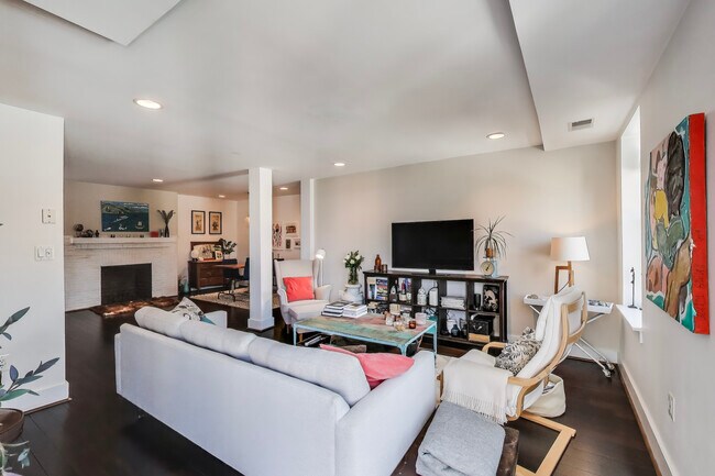 Photo - 1461 Girard St NW Unit 400