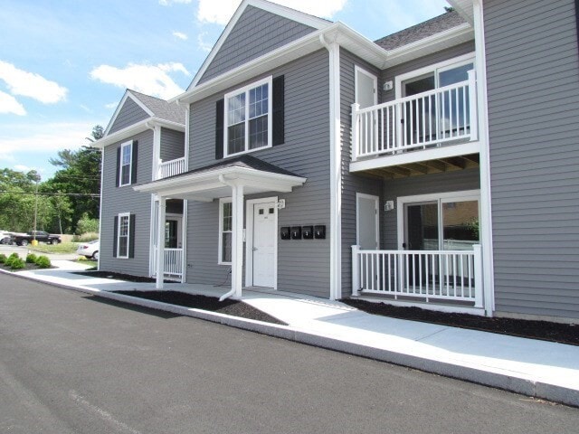 Building Photo - 1093 Main St Unit 3
