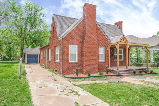 Photo - Charming Duplex 1/1 Duplex With Storage!