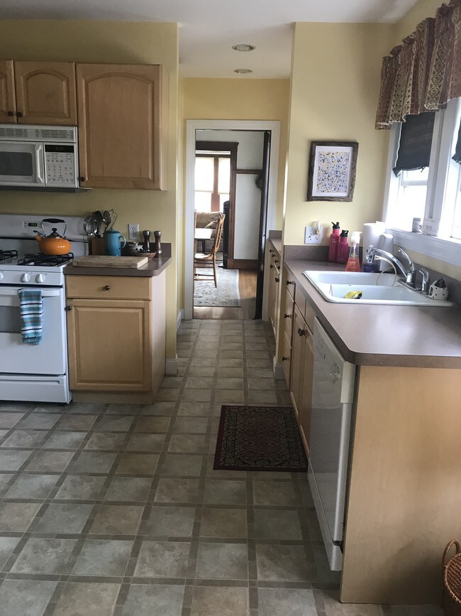 kitchen - 182 Palmer St Unit 1