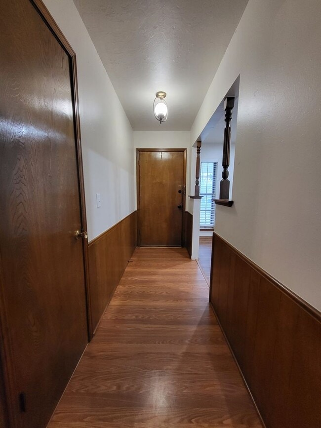 Photo - (3) Bed/(2) Bath in Southern Hills w/ (2) Living Areas and Storm Shelter!