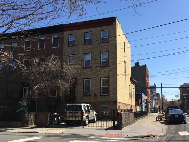 Front - 297 4th St Unit 2