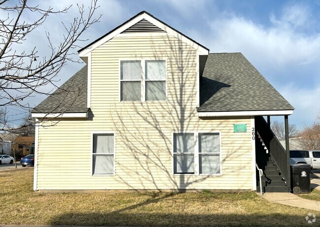 Building Photo - Updated first floor 1 bedroom apartment in... Unit 200-1
