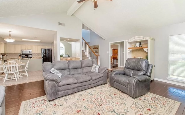 Photo - 105 Larchwood Dr