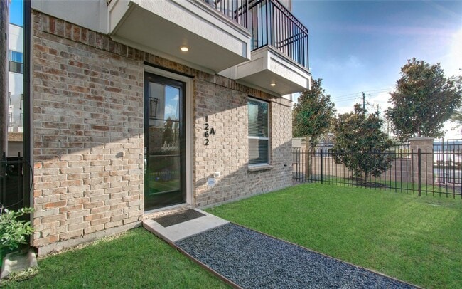 1262 N Post Oak Rd