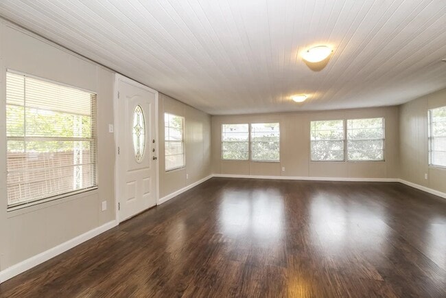 Photo - 920 Waterview Cir