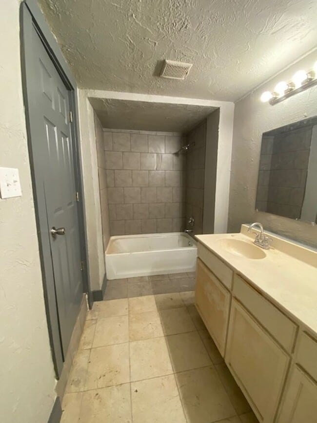 Photo - 3943 W 8th St