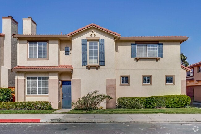 Building Photo - Introducing a Spacious 4 Bed 2.5 Bath Town... Rental