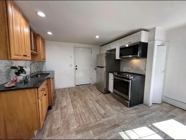 Building Photo - 37 Helen St Unit Helen St