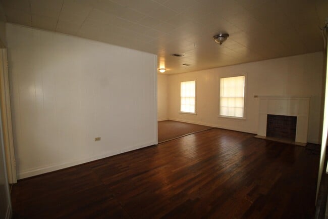 323 N Houston St