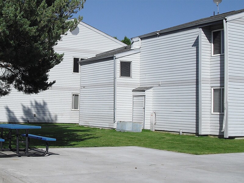 Pondside Gardens Apartments - Pondside Gardens Apartments