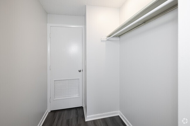 2BR, 2BA Classic - 800SF - Closet - Briar Knoll Apts