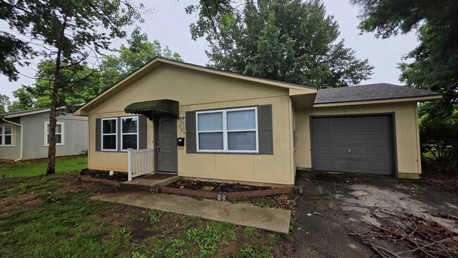 Building Photo - 2 bdrm, 1 1/2 bath home with fenced yard
