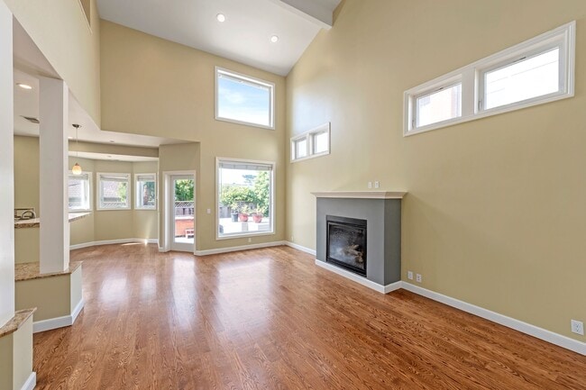 Family Room - 430 3rd Ave