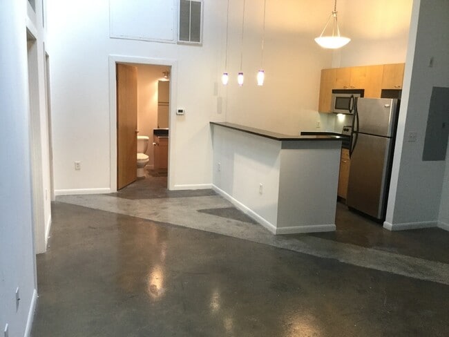 Building Photo - 1101 W Marshall St Unit Apt 123