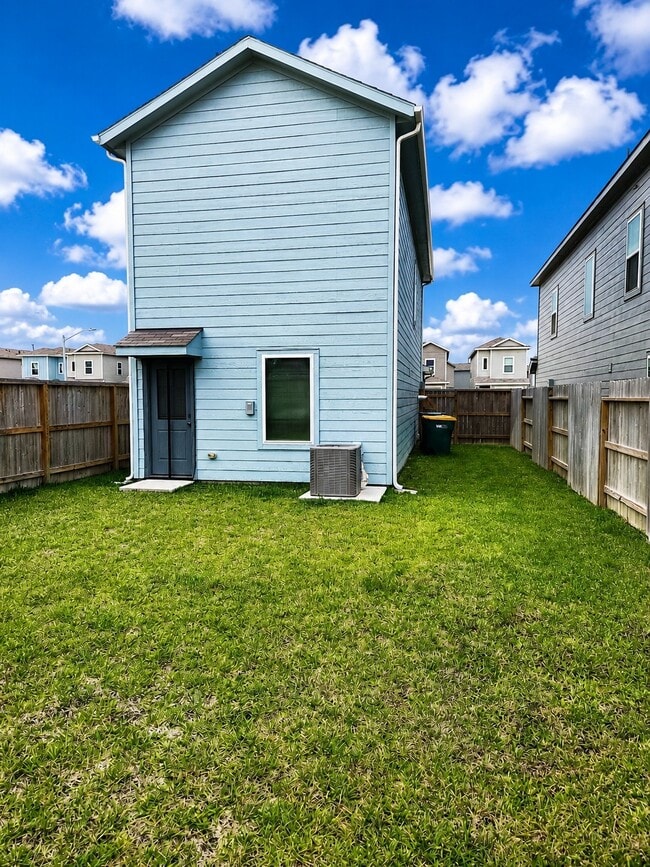 Building Photo - 18242 Via Aurelia Dr